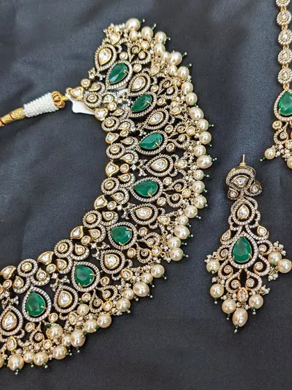 This Victorian jewellery set with emeralds and pearls is a beautiful example of repeating motifs, a hallmark of the style.