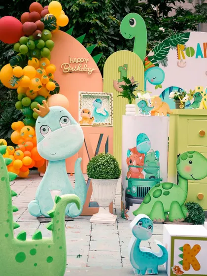A close-up of the dinosaur setup, showing the cute, crowned T-Rex and other friendly dino characters. We focus on making the theme approachable and fun for young children.