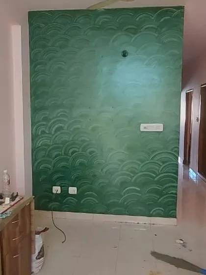 A deep green accent wall featuring a 'scallop' or 'fan' texture pattern, adding an art deco-inspired, rhythmic design to the hallway.