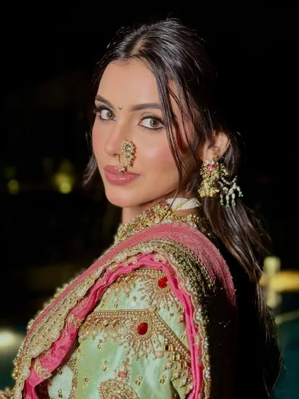 A close-up of the modern Maharashtrian glam. The defined eyes and rose-tinted lips create an aura that’s effortlessly regal.