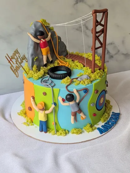 For the adventure sports lover, this cake has it all. It features rock climbing, bouldering, and a rope bridge, all on one action-packed cake.