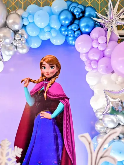 A detailed shot of Anna from the Frozen theme, surrounded by a beautiful balloon arrangement.