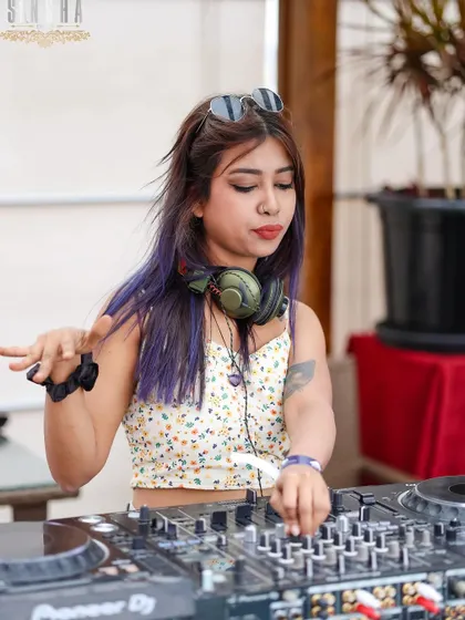 A final shot from the sundowner set, fully in my element. I love the versatility of being able to play any kind of party, day or night.