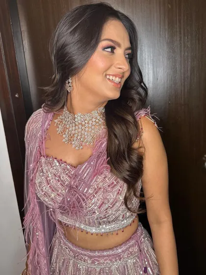 A happy and radiant reception look. The soft pink eyeshadow and glowing skin create a fresh and youthful vibe.