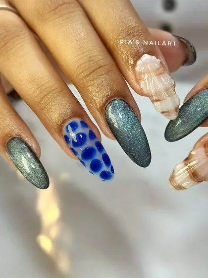 Let's get creative with textures. This ocean-themed set combines a shimmering cat eye effect with 3D water droplets and sculpted acrylic seashells. It’s a vacation for your hands.