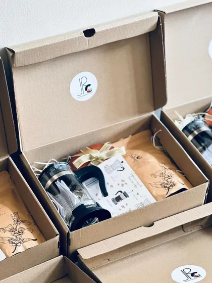 The natural tones of the kraft paper box and coffee bag give these kits an earthy and premium feel.