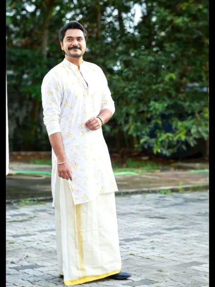 Another look from our photoshoot with Kalesh Ramanand, capturing the elegance of traditional Kerala attire.