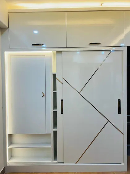 This sliding wardrobe combines a geometric pattern with a dedicated open-shelf unit on the side, which can be used for display or as a small bookshelf.
