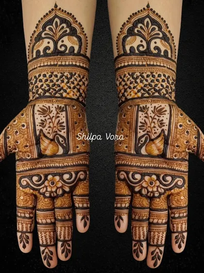 A beautiful design with swans in square frames, complemented by floral patterns on the lower palm.