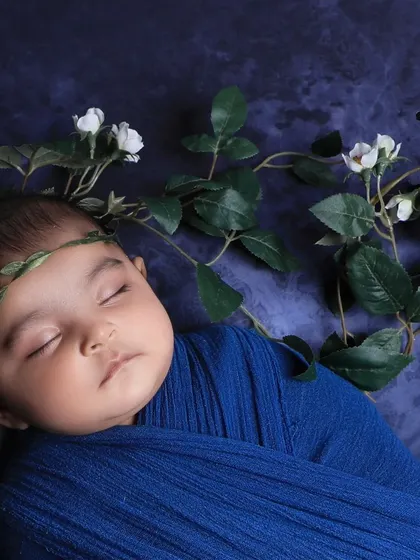 Wrapped in the deepest blue, dreaming peacefully. We use color and texture to create beautiful, artistic newborn portraits.