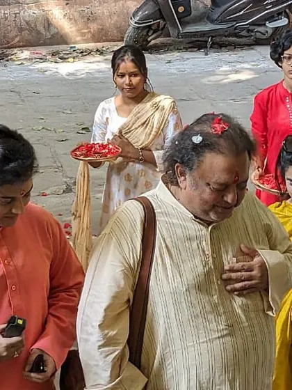 Guru ji Pt. Jai Kishan Maharaj and his disciples arriving for the workshop in Banaras.