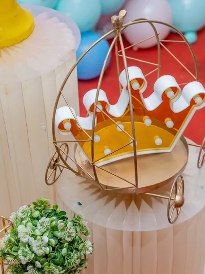 Another close-up of the beautiful golden crown carriage prop. It's a very popular choice for first birthday parties.