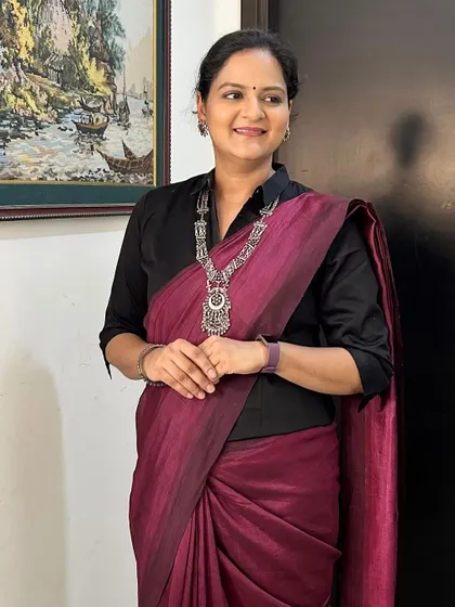 Another shot of this gorgeous Mangalagiri saree. The clean lines and perfect pleats showcase the beauty of the handloom fabric.