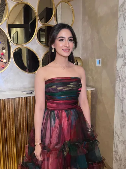 A full view of this simple and radiant look. The minimal makeup allows the colourful dress and her natural beauty to be the focus, perfect for an elegant evening affair.