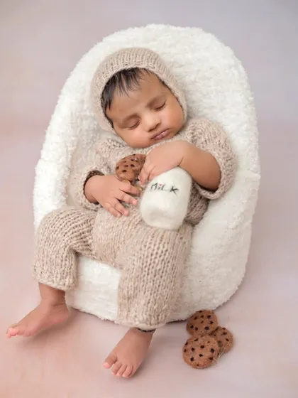 Milk and cookies time for this little bear! Posed in a mini armchair with prop cookies, this theme is both adorable and playful.