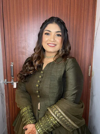 Bringing out the natural beauty with a touch of glam. Her smile is the prettiest accessory to this soft and elegant makeup look.