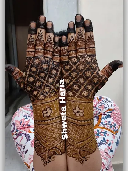 A unique back-hand design featuring a bold bandhani-inspired pattern. The diamond grid filled with tiny dots creates a texture reminiscent of traditional Indian textiles.