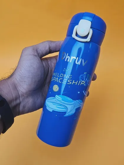 This personalized kids' bottle features a cool spaceship theme. Made of premium stainless steel, it holds 500 ml and keeps drinks hot or cold for 5-6 hours.