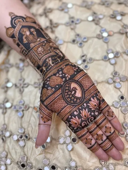 A full view of the Teej henna, with the groom on an elephant on the arm and a peacock on the palm. A perfect blend of figurative and traditional art.
