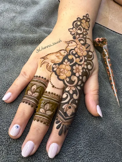 A back-hand design featuring two lovebirds amidst a cascade of flowers. The intricate finger details complete this romantic and artistic piece.