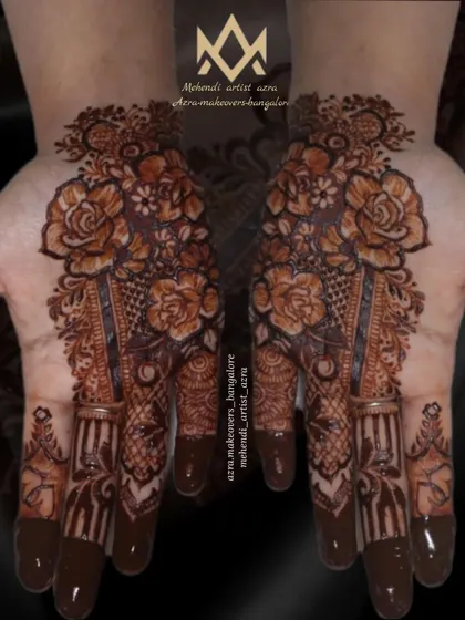 A full view of the Arabic floral bouquet design on both palms, great for guests who want a matching set.