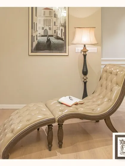 Comfort should never compromise on style. This tufted leather divan, or chaise lounge, is designed for ultimate relaxation with its graceful curves and matching ottoman, offering a perfect corner to unwind with a book.