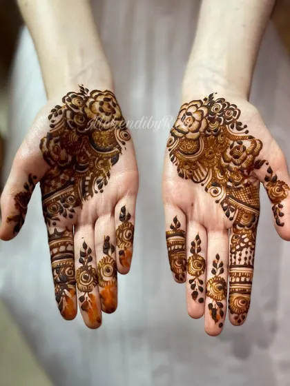 A little glimpse of a simple yet elegant party design. It features a floral bunch on the back of the hand with delicate finger details.