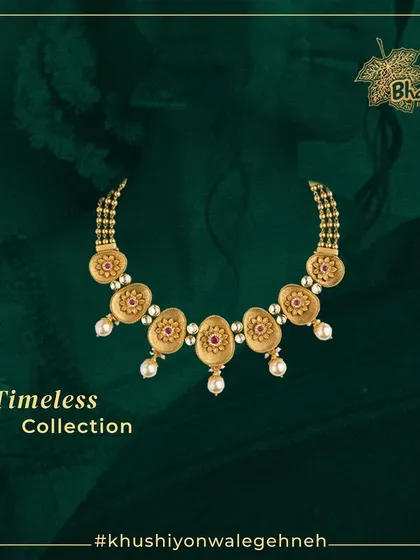 Elevate your style with this stunning necklace featuring a luxurious blend of slow and fast patterns. The design beautifully highlights the richness of gold and the elegance of pearls in a timeless collection piece.