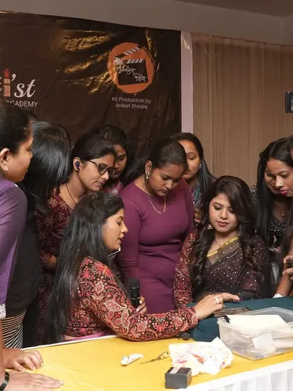 Another view of the enthusiastic crowd at my first mehendi seminar in 2025.