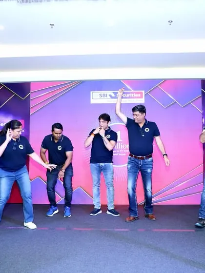 Another fun performance on stage. I spare no effort in making celebrations truly memorable.