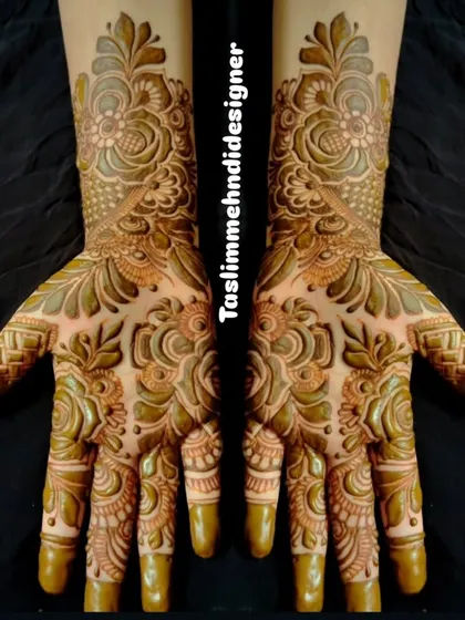 An example of a classic floral design with a rich, beautiful henna stain. The intricate shading and symmetrical patterns create a timeless and elegant look that is perfect for any celebration.