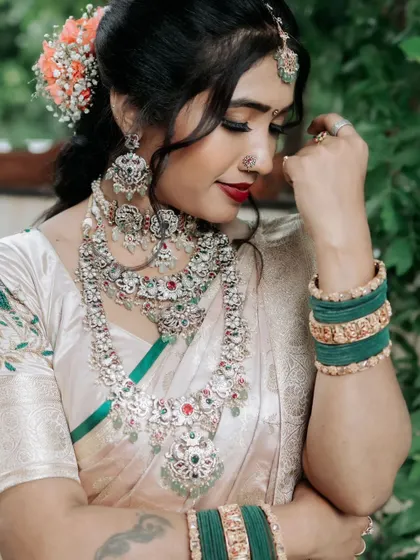 The complete bridal look, from the maang tikka and nose ring to the layered necklaces. Every piece is chosen to work in harmony for a stunning result.