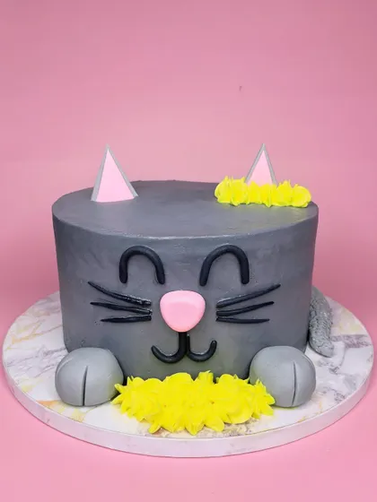 Cats are heaven-sent pieces of joy. This adorable gray cat cake with a sweet, happy face and little paws is a simple and cute design for any cat lover.