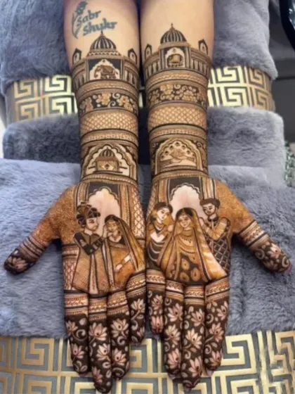 A lovely family portrait mehandi, showing the couple with their parents, framed by beautiful palace architecture on the arms.