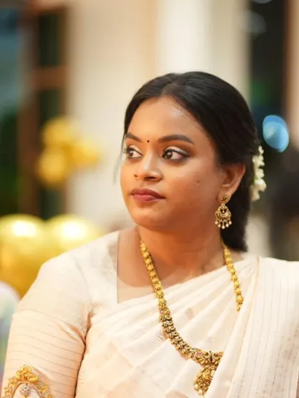 A close-up of our client Anusha, looking serene and beautiful in a classic off-white Kanjivaram.