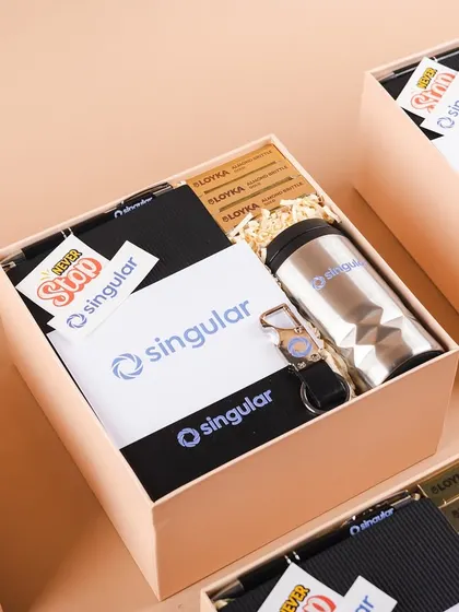 A closer look inside the Singular onboarding kit. We use paper shred fill to protect the items and add a touch of texture to the presentation.