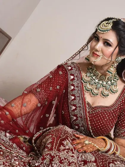 A relaxed portrait of the bride in her green meenakari jewellery. It’s a versatile set that looks stunning from every angle.