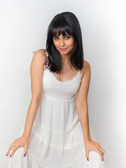 A full, happy look with our front bangs. This simple addition creates a playful and stylish vibe, perfect for any occasion.