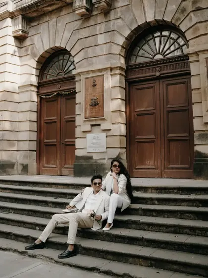 A slightly different angle of the couple on the steps, showing more of the grand entrance. A great example of a location-based portrait.