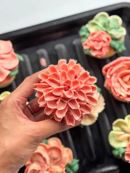 A closer look at my edible floral cupcakes. Each one is a mini work of art, with different flower designs like roses, dahlias, and succulents, all hand-piped with delicious buttercream in a variety of colors.