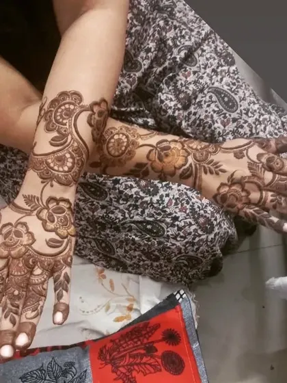 A beautiful floral vine design that flows elegantly across the hands. A perfect choice for a modern and chic look.