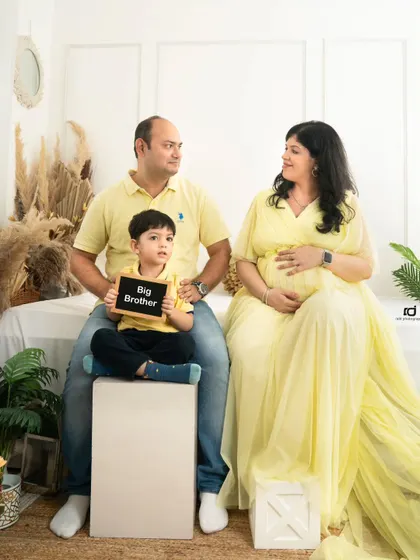 Getting promoted to "Big Brother". This is a lovely way to make the older child the star of the show for a moment during a family maternity session.