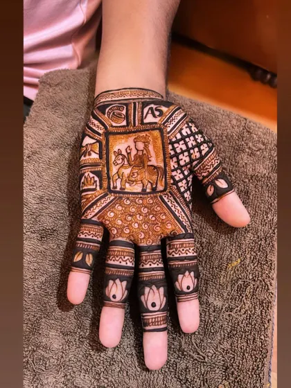 A regal design for the groom. This piece features a groom on a horse, ready for his baraat, along with the couple's initials and traditional motifs.