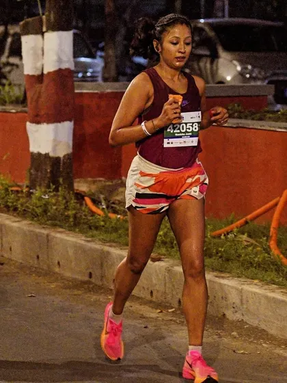 Running with strategy, not just emotion. A focused moment during a race where I secured two podiums. We train to be smart racers.