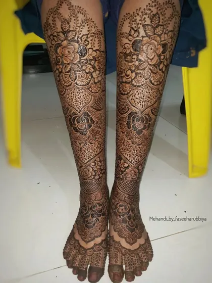 A final look at the stunning and complete bridal leg henna.