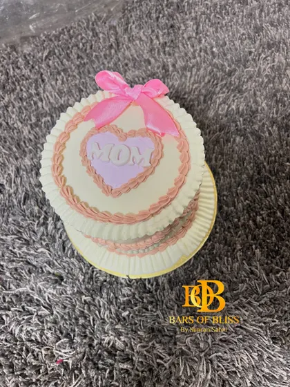 A top-down view of the lovely vintage-style "Mom" cake, perfect for showing your love.