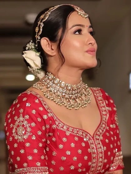 The eternal beauty of a classic bride. Krusha's red lehenga and traditional jewelry were paired with a makeup look that was both timeless and radiant. ❤️