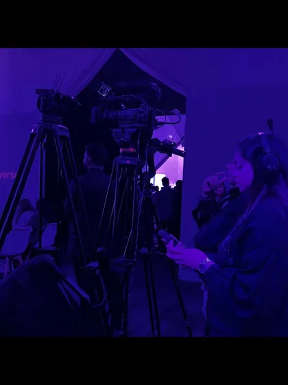 Our show caller observing the event from behind the camera line at Amazon Beautyverse. We maintain a comprehensive view of the entire event.