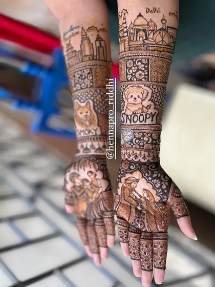 A full view of a personalized bridal henna. This design tells a complete story, featuring the couple's parents, their pets, and the cityscapes of Delhi and Bangalore that are meaningful to them.