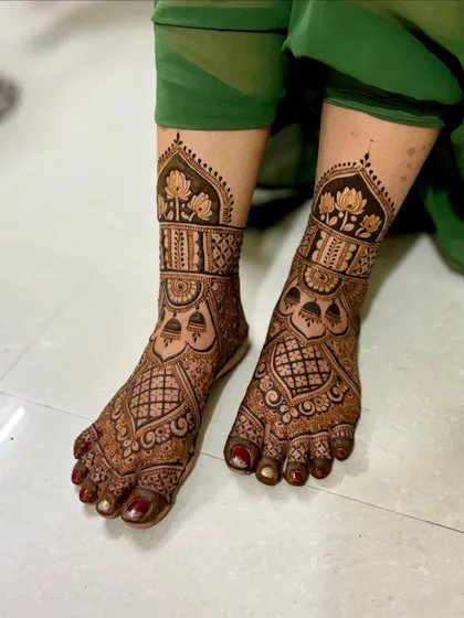Another shot of this elegant design, showing the rich color of the fresh henna paste.